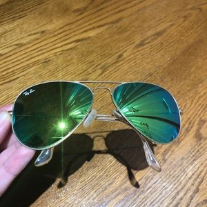 Green mirrored RayBan Aviators